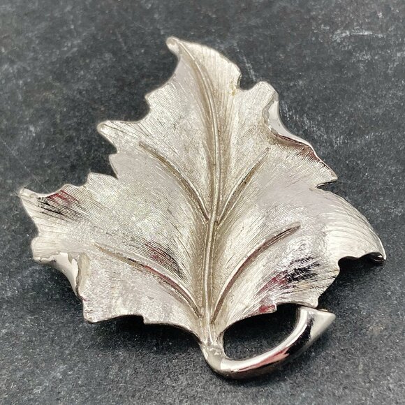 SPHINX Vintage brushed silver tone metal maple leaf brooch ~ Signed jewelry pin - Picture 4 of 9